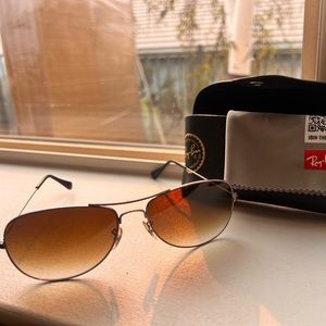 Authentic Ray Ban Cockpit Aviator Style sunglasses In excellent condition!